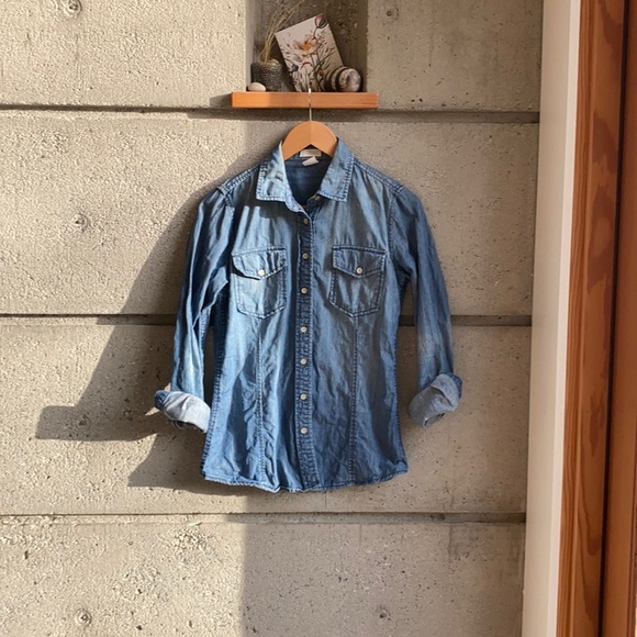 Denim Shirt in Medium Wash - Picture 3 of 9